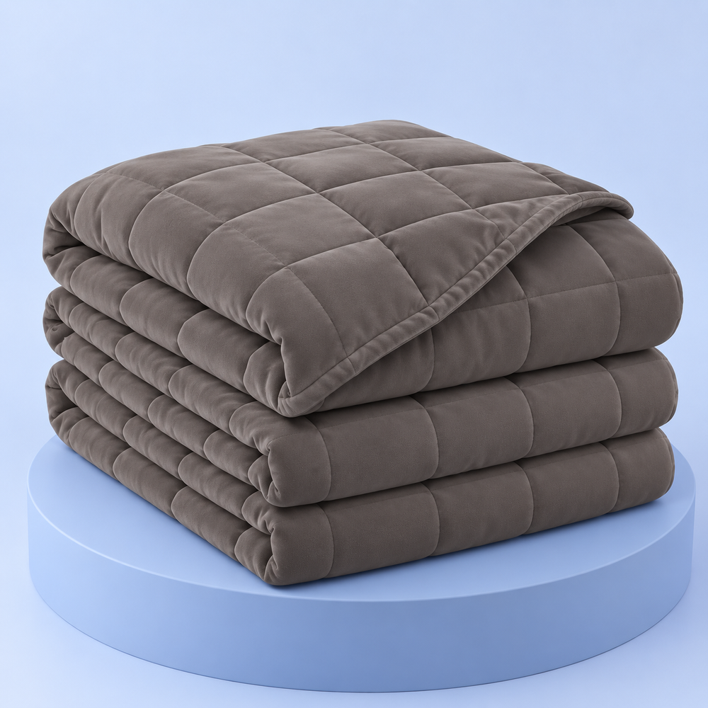 Couverture lestée Milo grise, pliée sur fond bleu Pondoa #gris