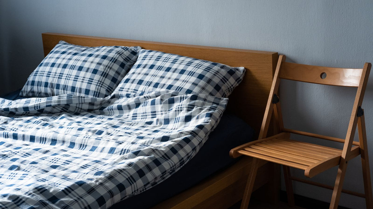 Lit double avec deux couvertures lestées dans une chambre chaleureuse