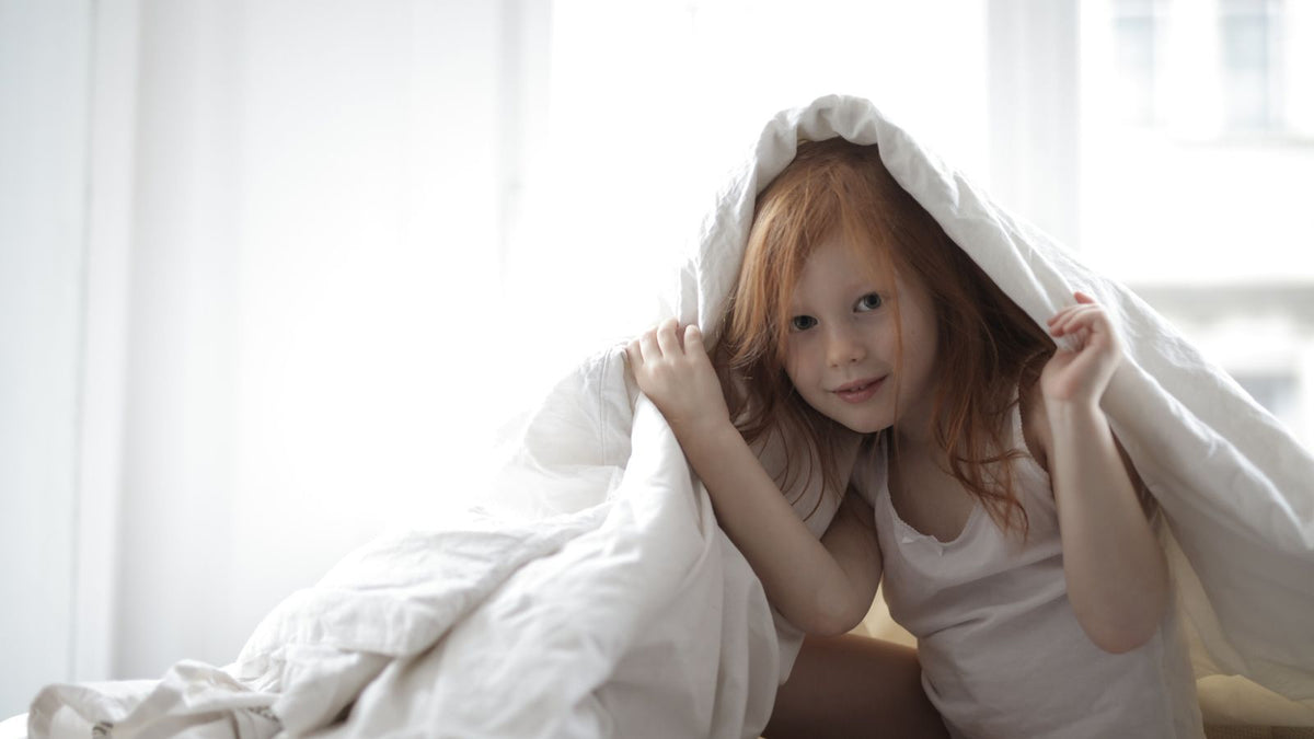 Chambre d'enfant douillette avec une couverture adaptée à son âge