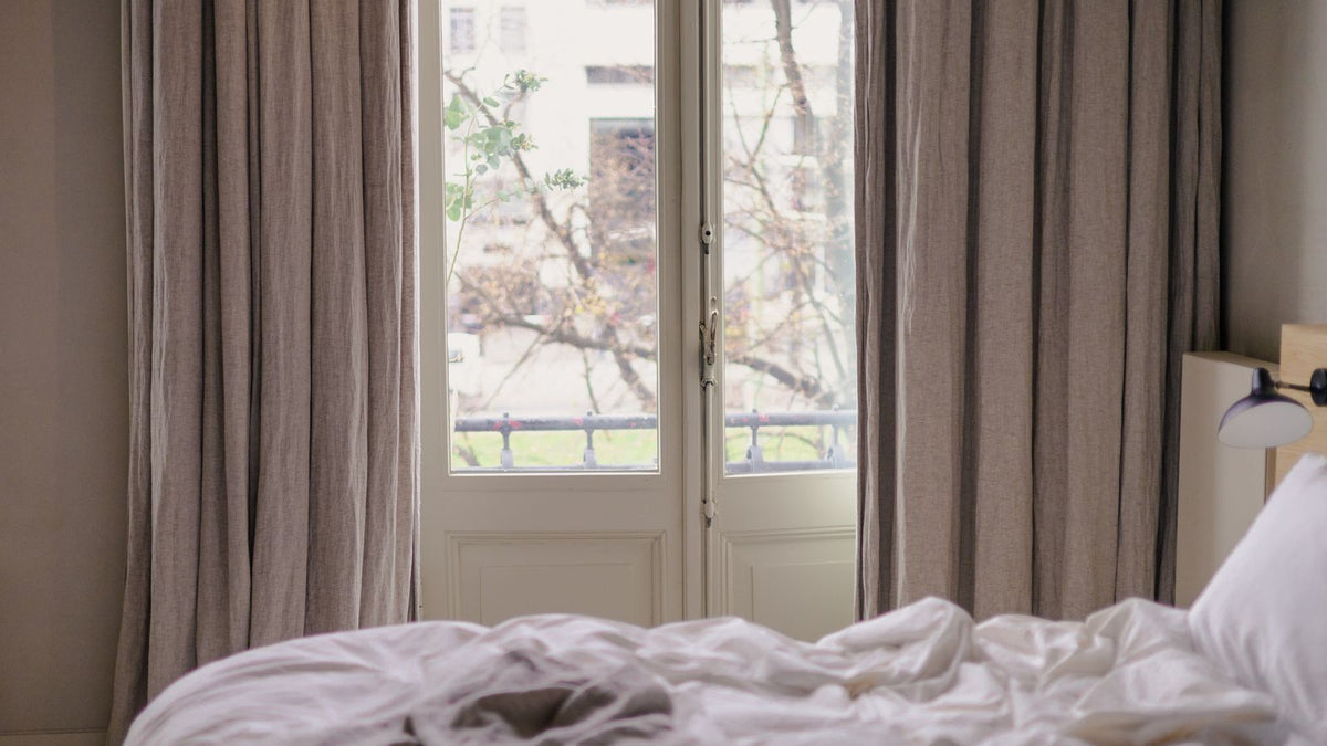 Chambre d'été aux rideaux blancs pour une couverture lestée au frais
