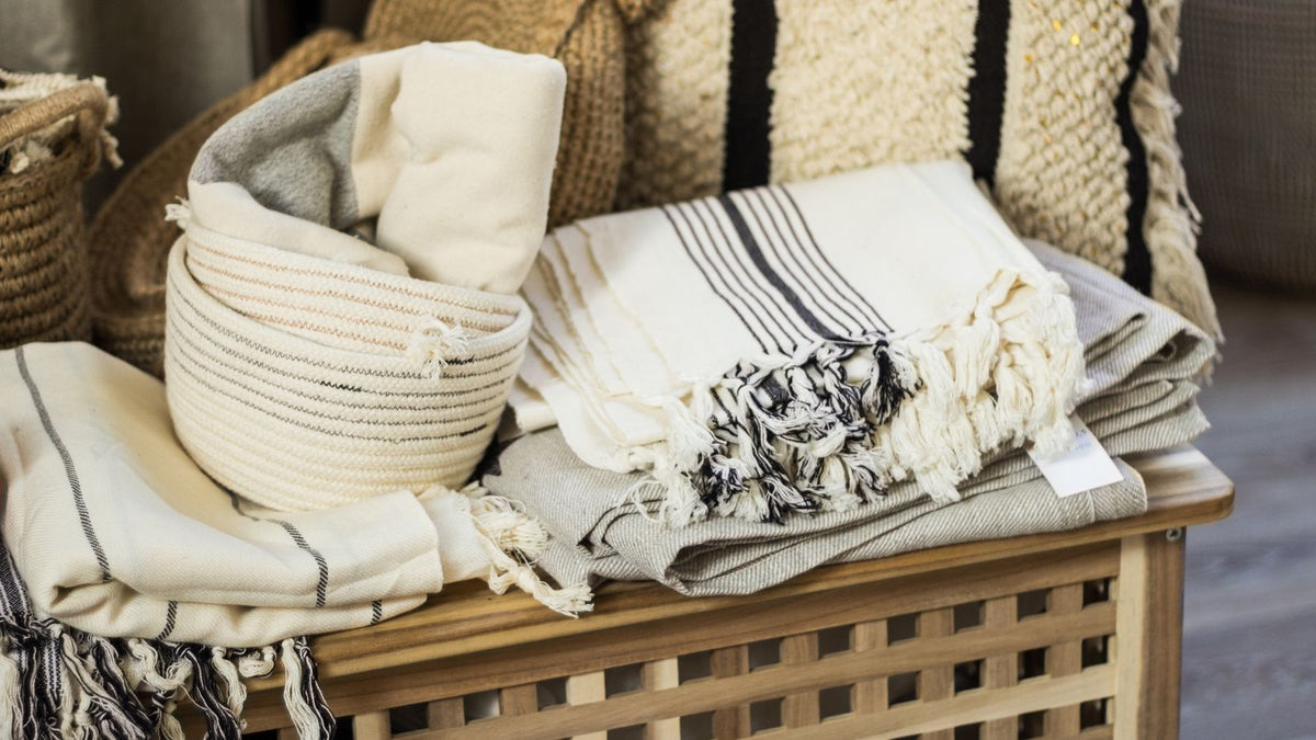 Housse de couverture lestée pliée dans un panier à linge
