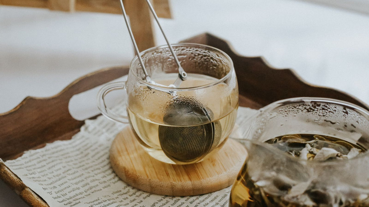 Tasse de tisane sur une table de nuit, rituel du soir apaisant