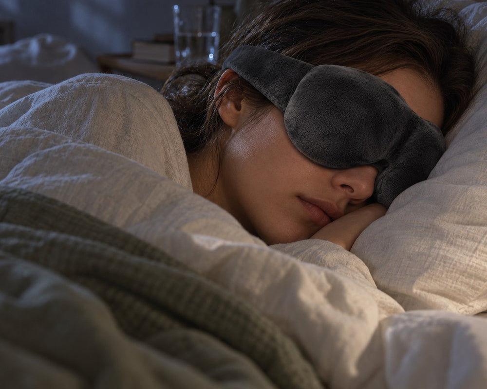 Femme qui dort avec le masque de sommeil occultant