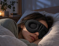 Femme qui dort avec le masque de sommeil simple