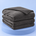 Couverture lestée Jules anthracite avec housse, pliée sur fond bleu Pondoa #anthracite