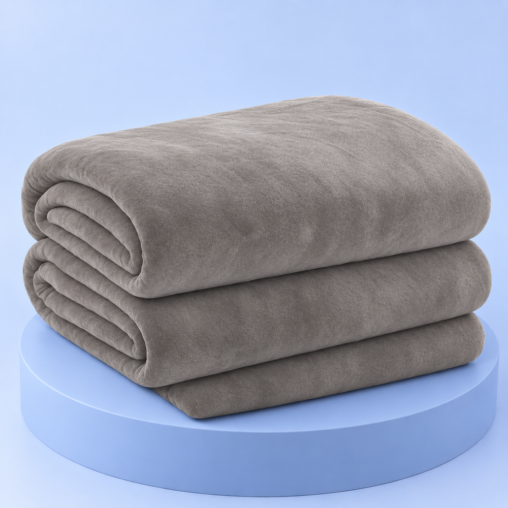 Couverture lestée Jules grise avec housse, pliée sur fond bleu Pondoa #gris